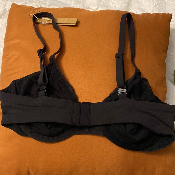 buttery soft skims fits everybody unlined underwire bra, color onyx. size 34C - Picture 2 of 2